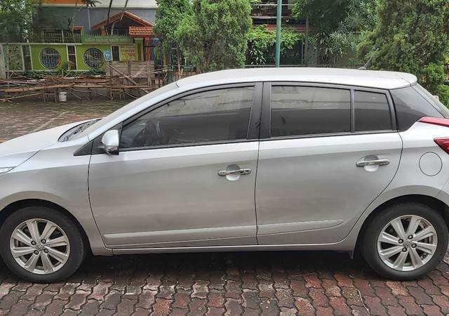 Cần bán lại xe Toyota Yaris sản xuất 2014, màu bạc, nhập khẩu xe gia đình0