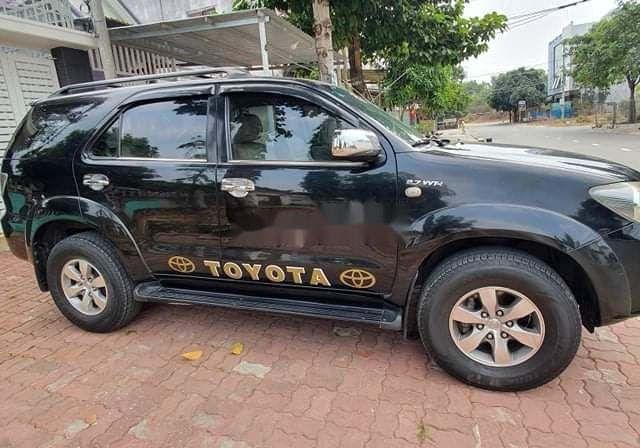 Cần bán xe Toyota Fortuner đời 2007, màu đen xe gia đình0