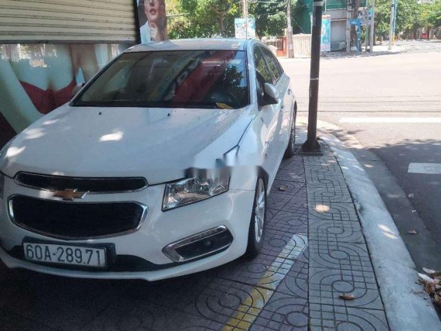 Cần bán gấp Chevrolet Cruze sản xuất 2016, màu trắng chính chủ0