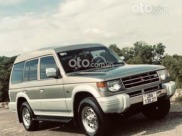 Cần bán gấp Mitsubishi Pajero sản xuất năm 2003, màu ghi vàng0