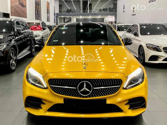 Bán xe Mercedes C300 AMG đời 2021, màu vàng