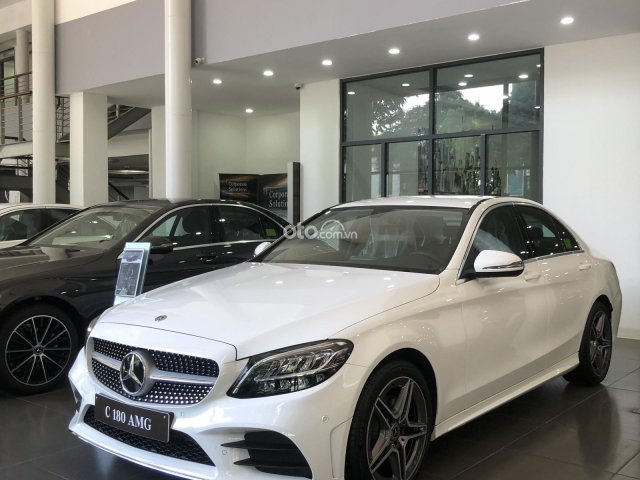 Mercedes-Benz C180 AMG, giảm 50% thuế trước bạ, tặng 2 năm bảo dưỡng, phụ kiện, bảo hiểm