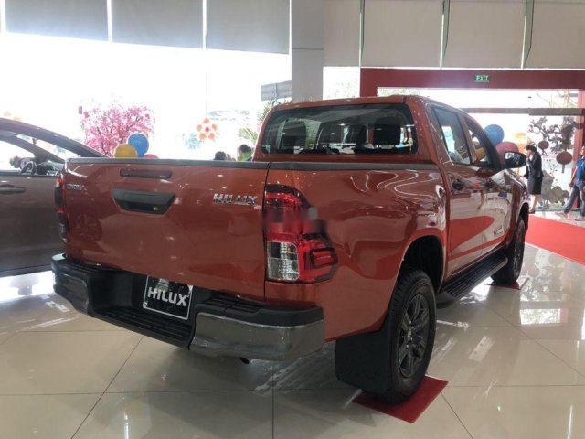 Bán ô tô Toyota Hilux 2.4L 4X2 MT sản xuất năm 2021, xe nhập0