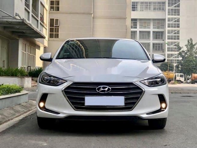 Cần bán Hyundai Elantra 2018, màu trắng còn mới0