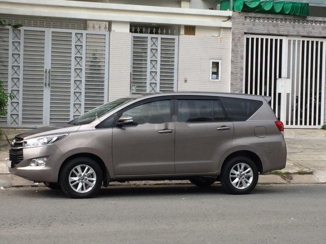 Cần bán gấp Toyota Innova năm 2017, màu xám0