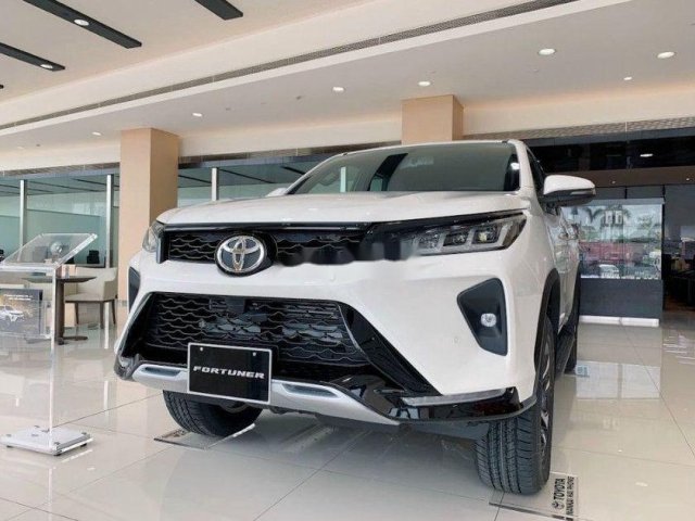 Bán xe Toyota Fortuner năm sản xuất 2021, màu trắng0