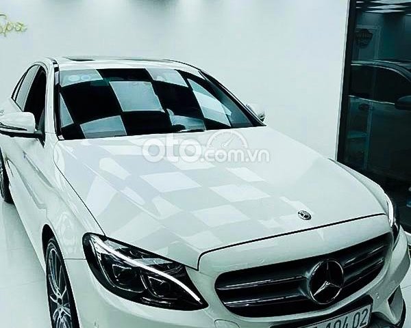 Cần bán gấp Mercedes C300 2017, màu trắng