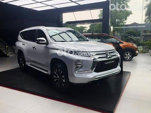 Cần bán xe Mitsubishi Pajero Sport 2.4D 4x2 AT sản xuất năm 2021, màu trắng0