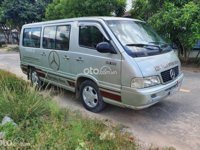 Cần bán xe Mercedes đời 2000, màu bạc chính chủ0