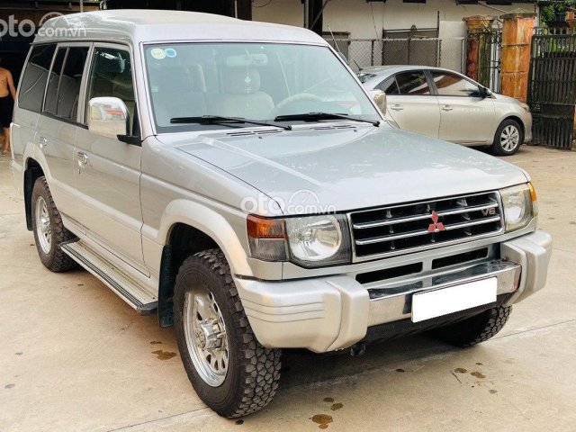 Cần bán gấp Mitsubishi Pajero sản xuất 2003, màu bạc0