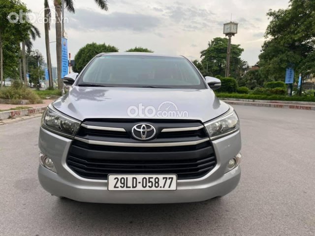 Cần bán lại xe Toyota Innova sản xuất năm 2016, màu bạc, giá tốt0