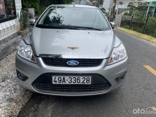 Cần bán xe Ford Focus 1.8 AT đời 2011, màu bạc chính chủ0