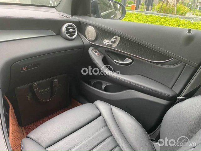 Cần bán gấp Mercedes GLC 300 đời 2021, màu đen2
