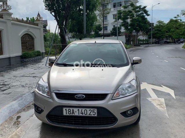 Cần bán Ford Focus năm 2010, màu bạc0