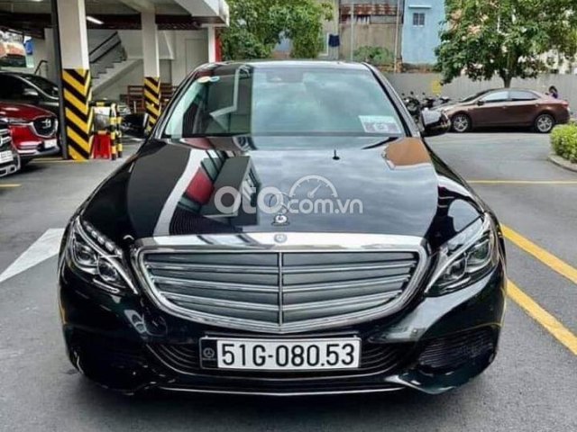 Cần bán gấp Mercedes C250 Exclusive đời 2017, màu đen còn mới0