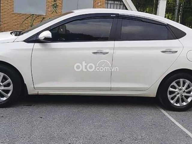 Cần bán gấp Hyundai Accent sản xuất 2018, màu trắng 0