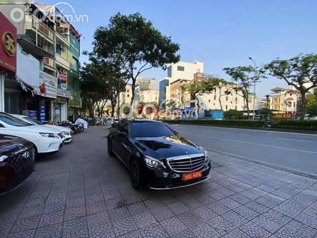 Bán ô tô Mercedes C200 Exclusive năm 2018, màu đen0