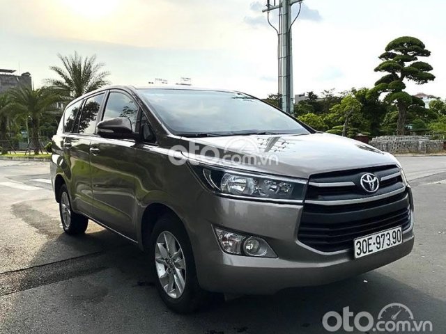 Cần bán lại xe Toyota Innova 2.0G 2017, màu nâu xe gia đình  0