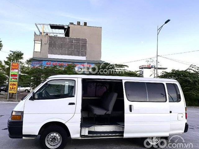 Xe Toyota Hiace đời 2004, màu trắng giá cạnh tranh