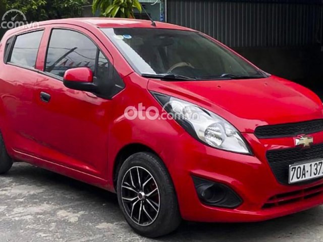 Cần bán xe Chevrolet Spark 1.0MT đời 2017, màu đỏ số sàn, giá tốt0