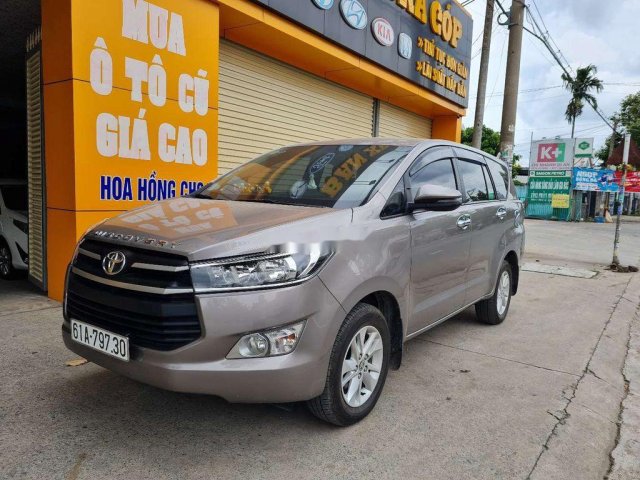 Bán Toyota Innova 2.0E MT đời 2020, màu xám xe gia đình giá cạnh tranh