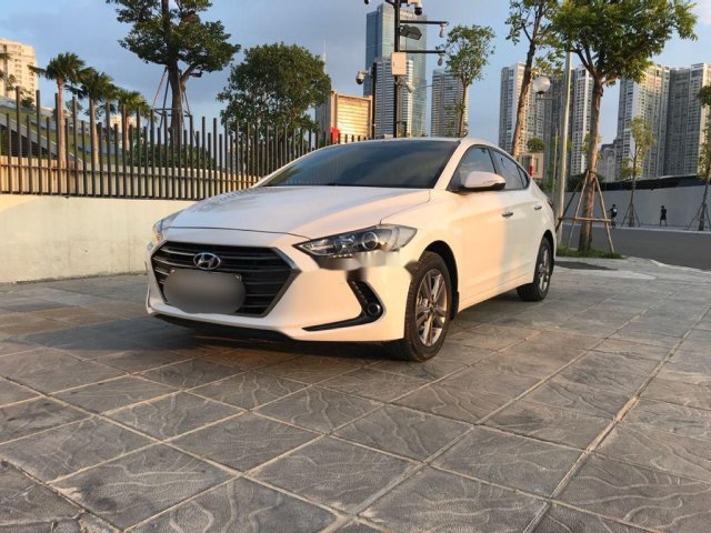 Bán Hyundai Elantra năm 2018, màu trắng còn mới0