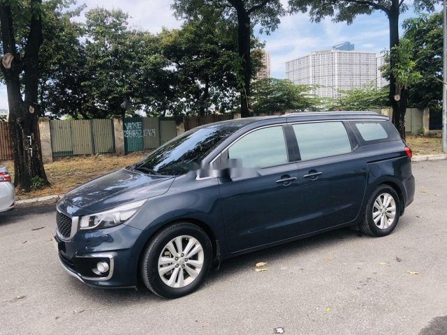 Bán Kia Sedona đời 2017, màu xanh lam xe gia đình, giá tốt0