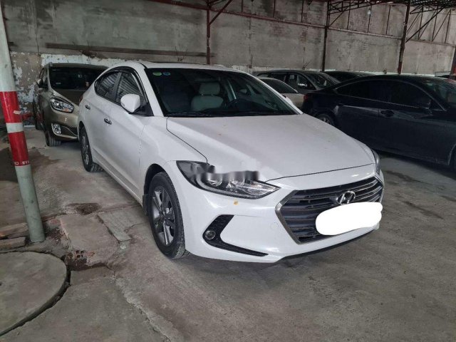 Bán Hyundai Elantra đời 2018, màu trắng chính chủ0