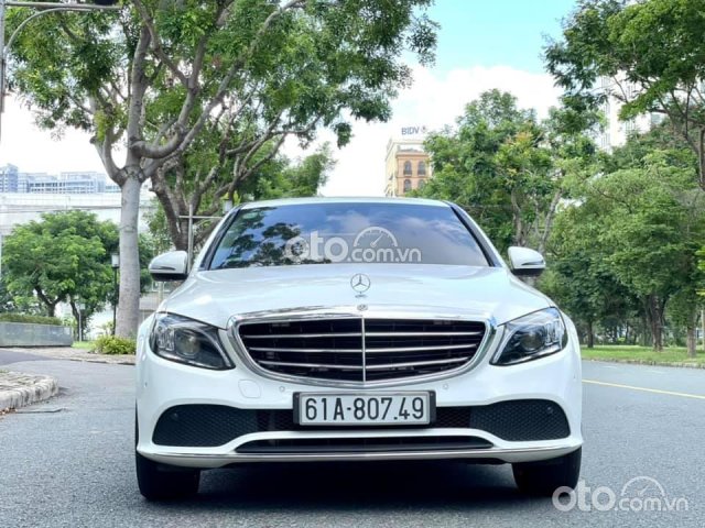 Cần bán lại xe Mercedes C200 Exclusive sản xuất năm 2021, màu trắng0