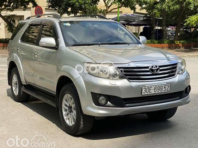 Cần bán xe Toyota Fortuner 2.7V 4x4 sản xuất 2013, màu bạc còn mới0