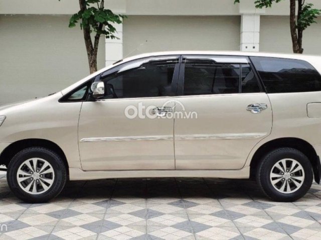 Cần bán xe Toyota Innova 2.0E năm 2015 số sàn, giá 345tr0