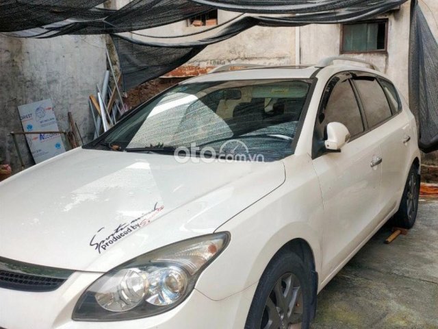 Cần bán gấp Hyundai i30 sản xuất 2012, màu trắng, xe nhập 0