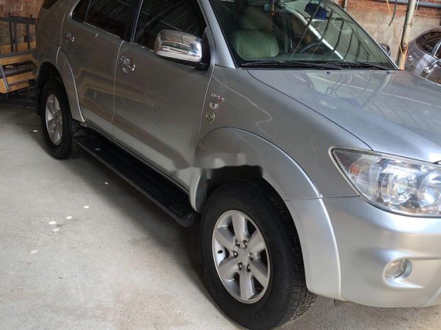 Cần bán Toyota Fortuner đời 2009, màu bạc xe gia đình, giá 470tr0