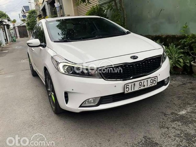 Cần bán xe Kia Cerato đời 2017, màu trắng  