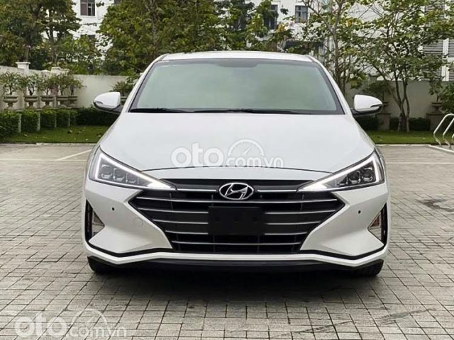 Bán Hyundai Elantra 2.0 AT đời 2019, màu trắng còn mới, 610tr0