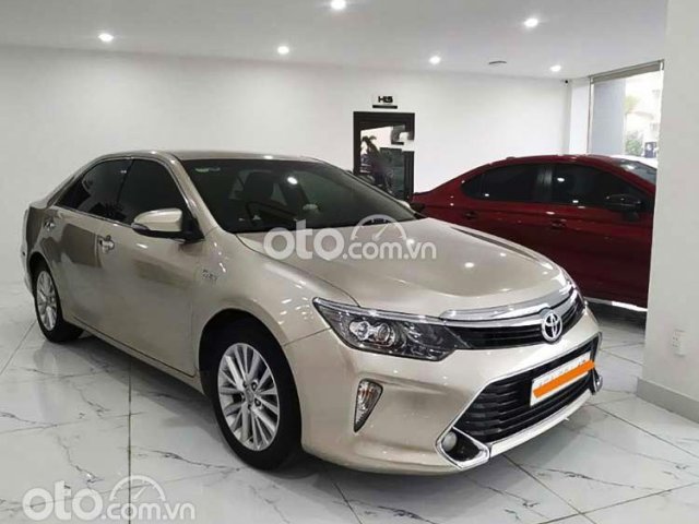 Cần bán xe Toyota Camry 2.0E sản xuất năm 2018, màu bạc 0