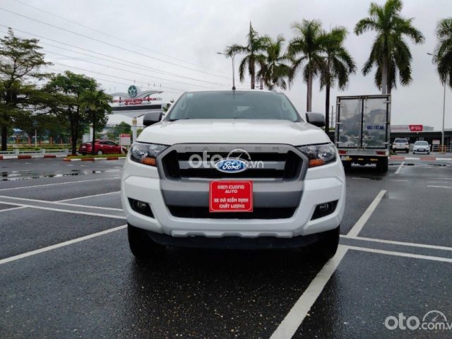 Cần bán Ford Ranger XLS 2.2L 4x2 AT 2016, màu trắng, nhập khẩu nguyên chiếc số tự động, giá 540tr0