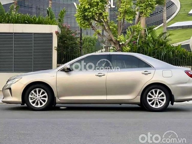 Cần bán lại xe Toyota Camry 2.0E sản xuất năm 2015, màu ghi vàng