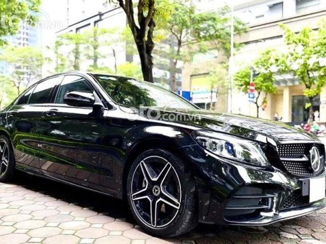 Cần bán gấp Mercedes C300 AMG đời 2021, màu đen như mới0