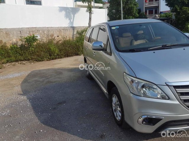 Cần bán gấp Toyota Innova 2.0E đời 2014, màu bạc