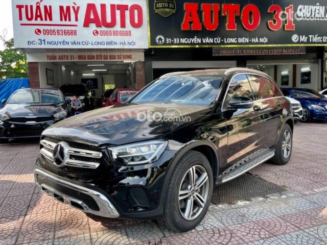 Xe Mercedes sản xuất 2020, màu đen còn mới