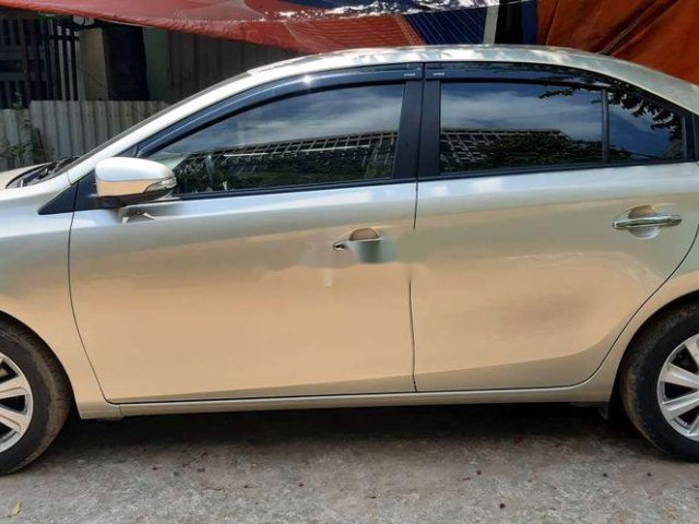 Bán xe Toyota Vios 2015, màu bạc số sàn giá cạnh tranh