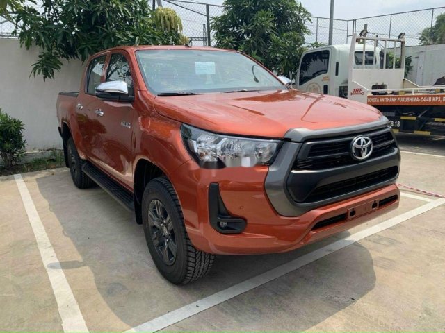 Bán ô tô Toyota Hilux 2021, màu cam, xe nhập0