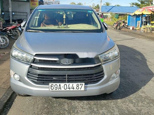 Cần bán xe Toyota Innova 2.0E đời 2017, màu bạc giá cạnh tranh0