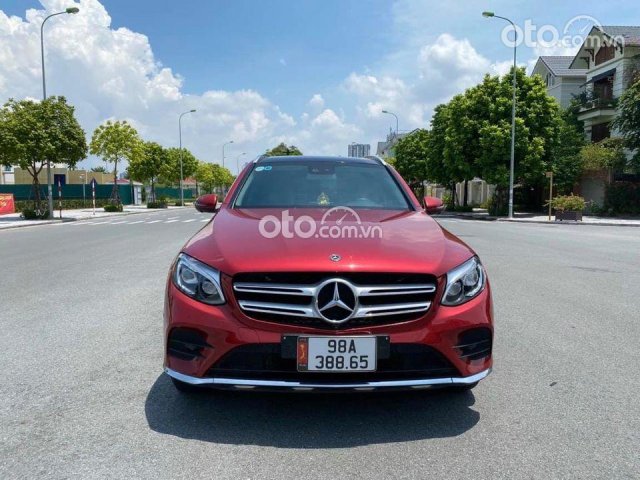 Cần bán lại xe Mercedes GLC300 đời 2019, màu đỏ0