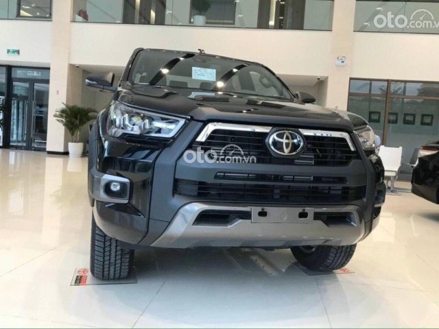 Bán xe Toyota Hilux 2.8Q đời 2021, màu đen 0