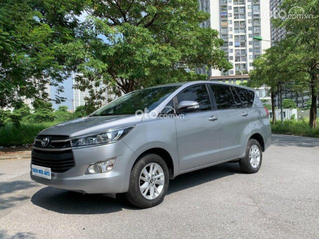 Cần bán xe Toyota Innova 2.0E năm 2017, màu bạc, giá 510tr