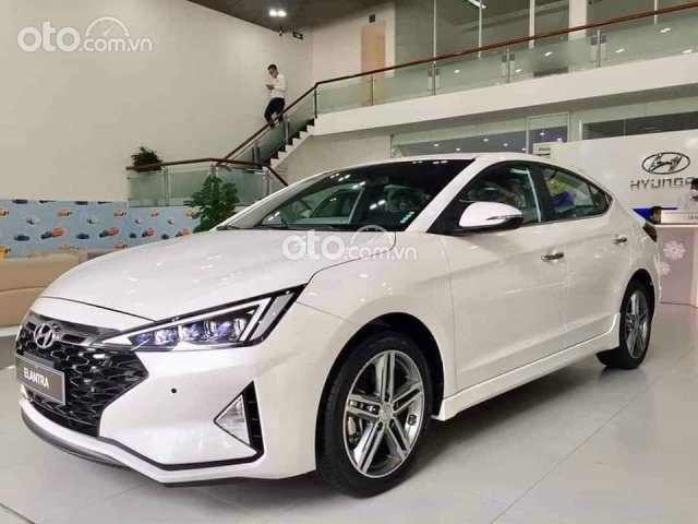 Cần bán Hyundai Elantra Sport đời 2021, màu trắng0