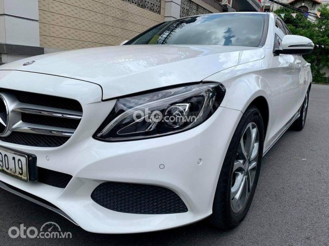 Cần bán xe Mercedes C200 đời 2017, màu trắng như mới0