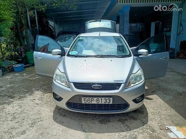 Cần bán Ford Focus 2010, màu bạc0